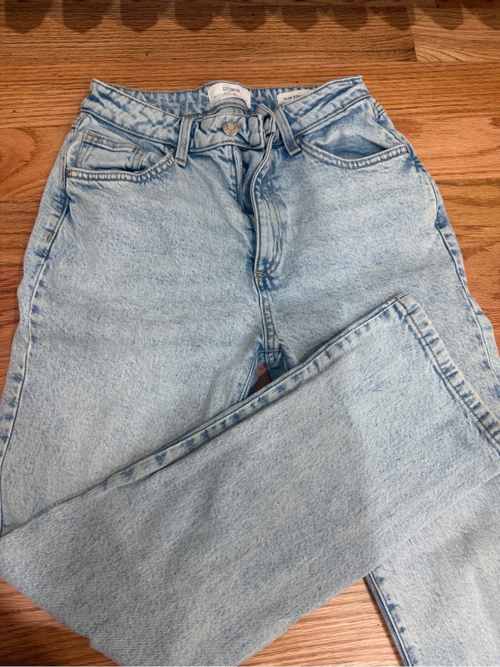 Cotton on woman’s light wash jeans
